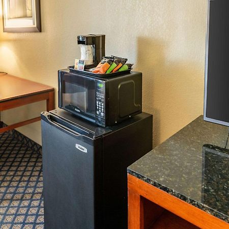 Quality Inn & Suites Seville Екстериор снимка