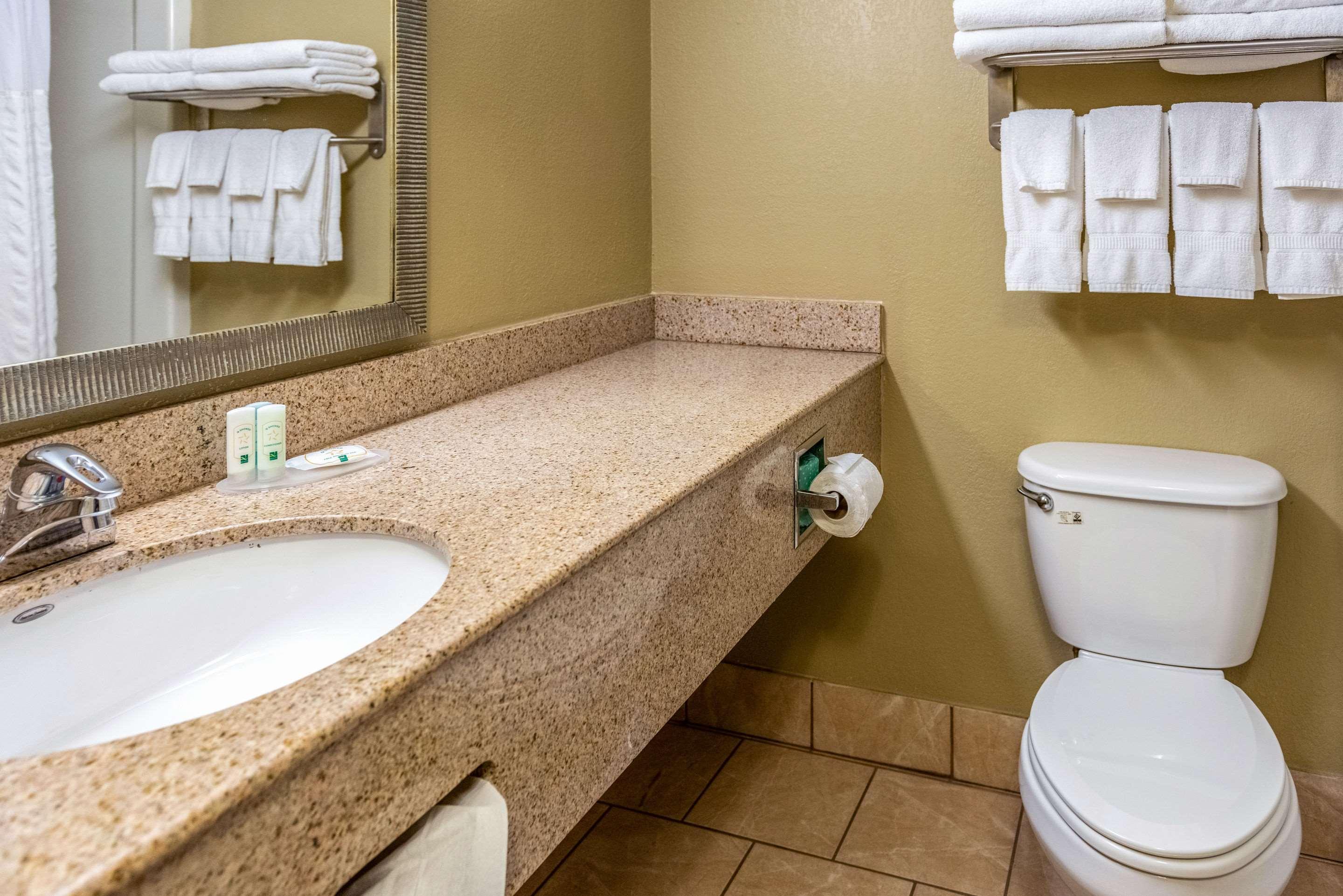 Quality Inn & Suites Seville Екстериор снимка