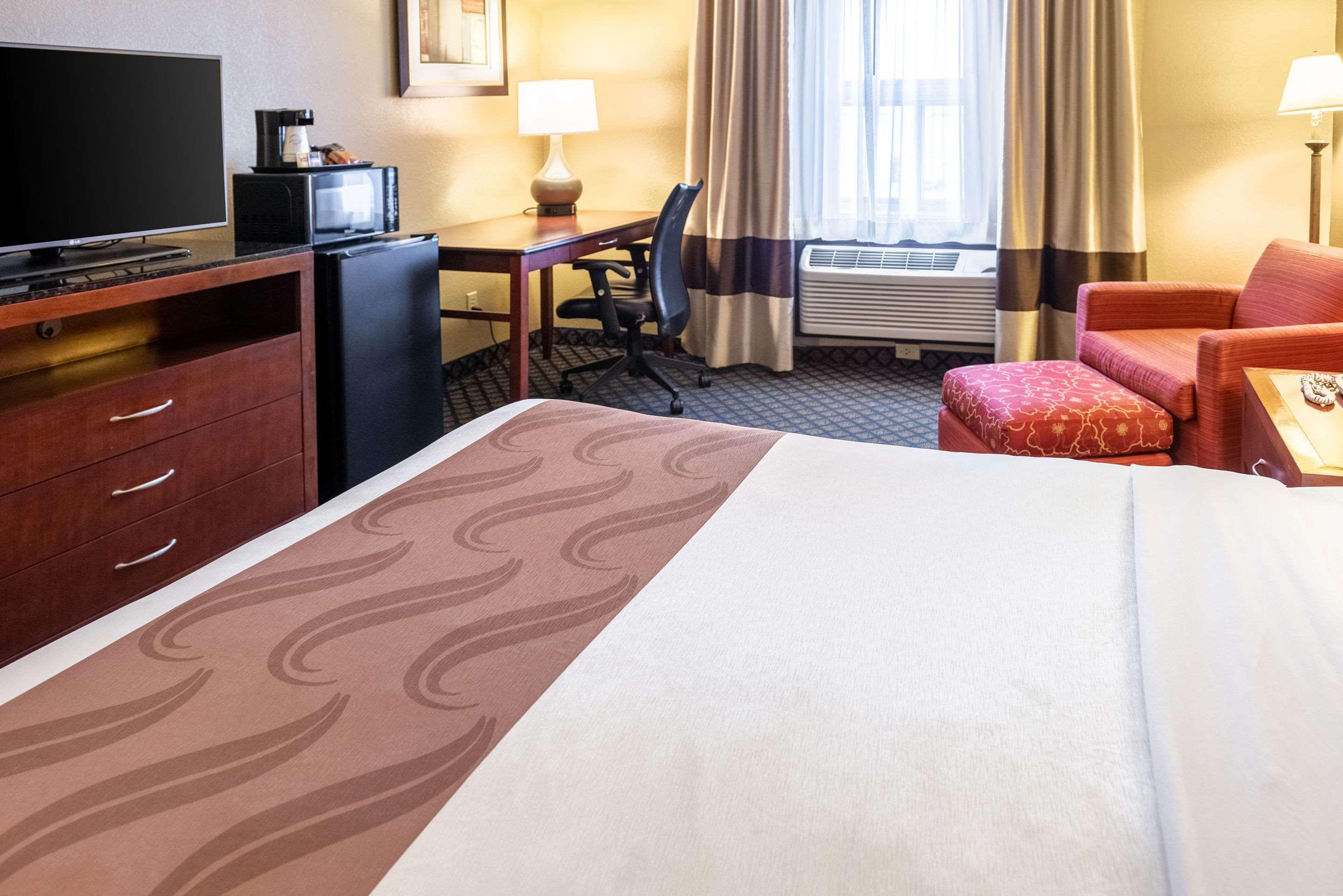 Quality Inn & Suites Seville Екстериор снимка