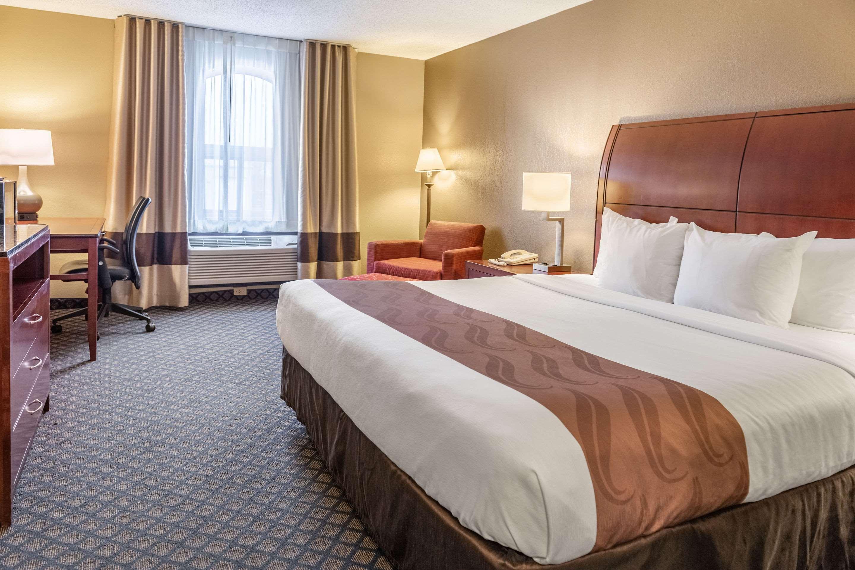 Quality Inn & Suites Seville Екстериор снимка