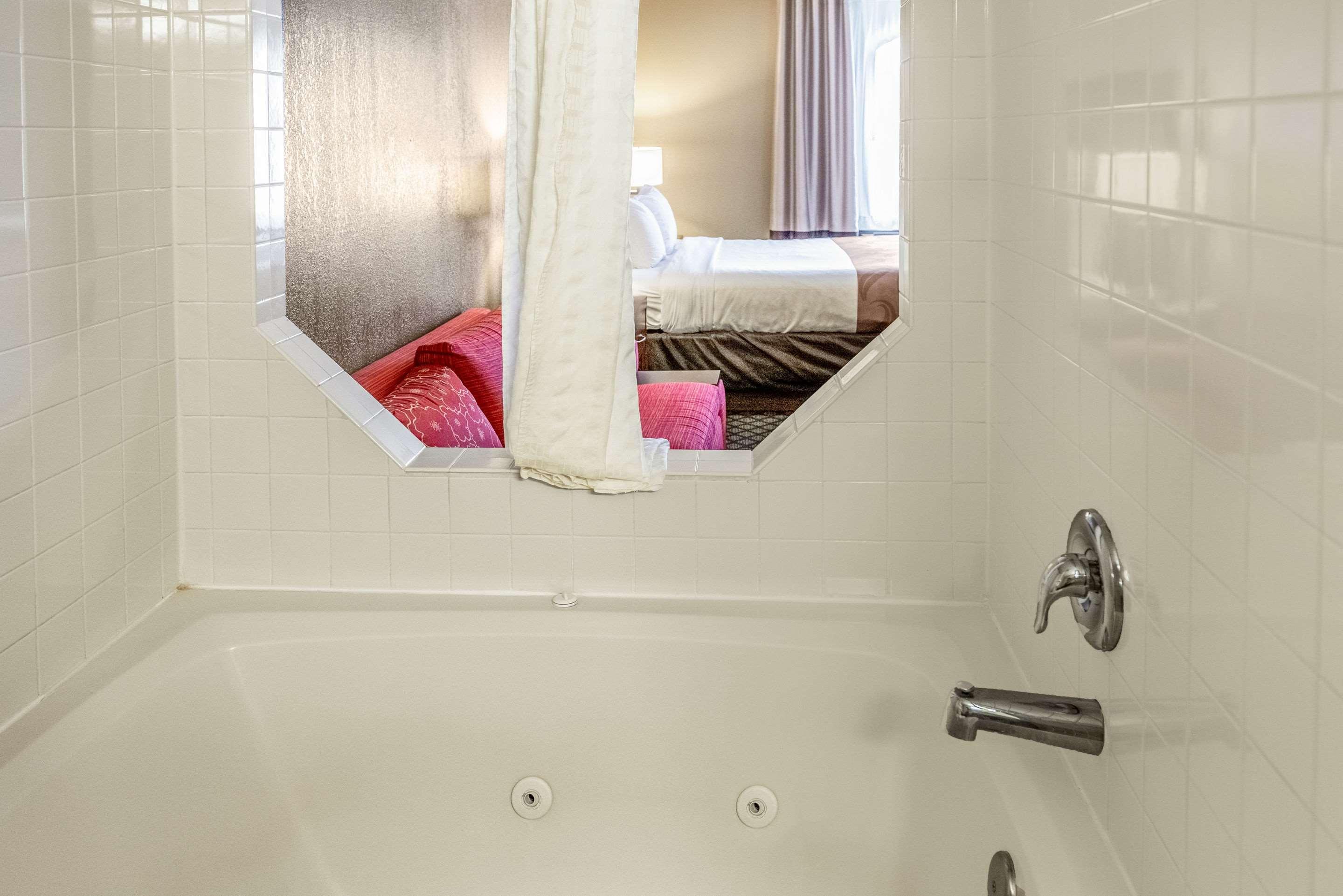 Quality Inn & Suites Seville Екстериор снимка