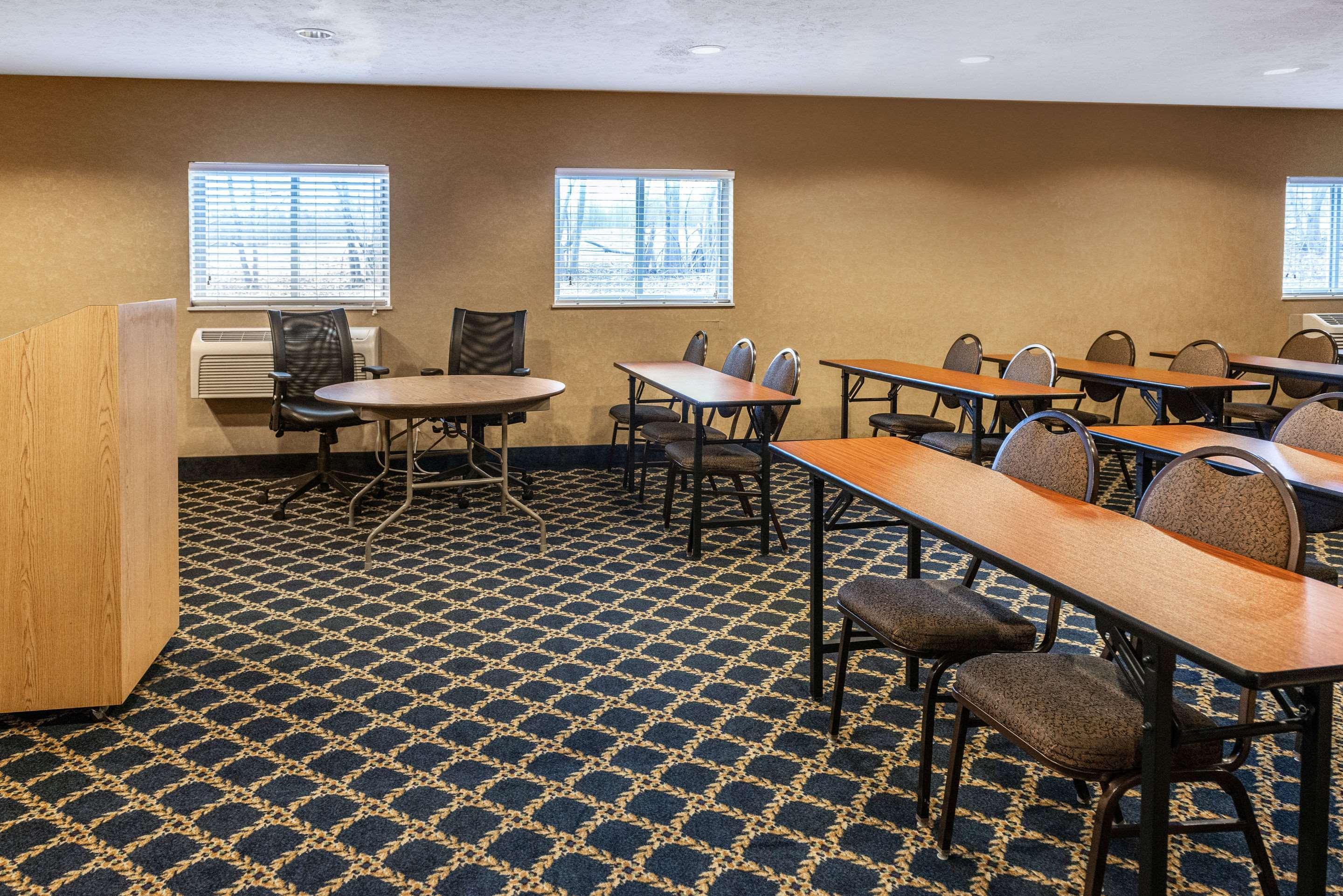 Quality Inn & Suites Seville Екстериор снимка