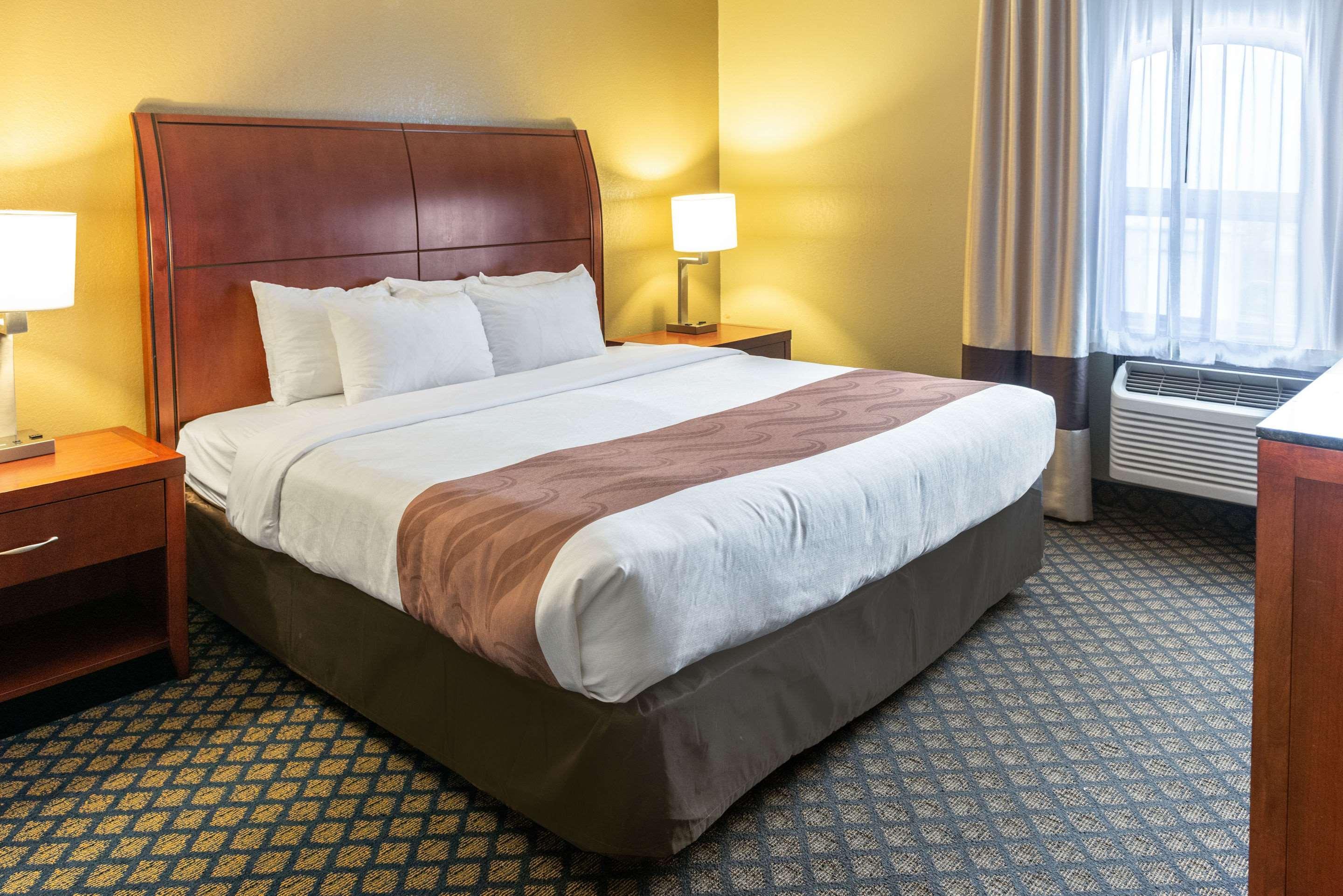 Quality Inn & Suites Seville Екстериор снимка