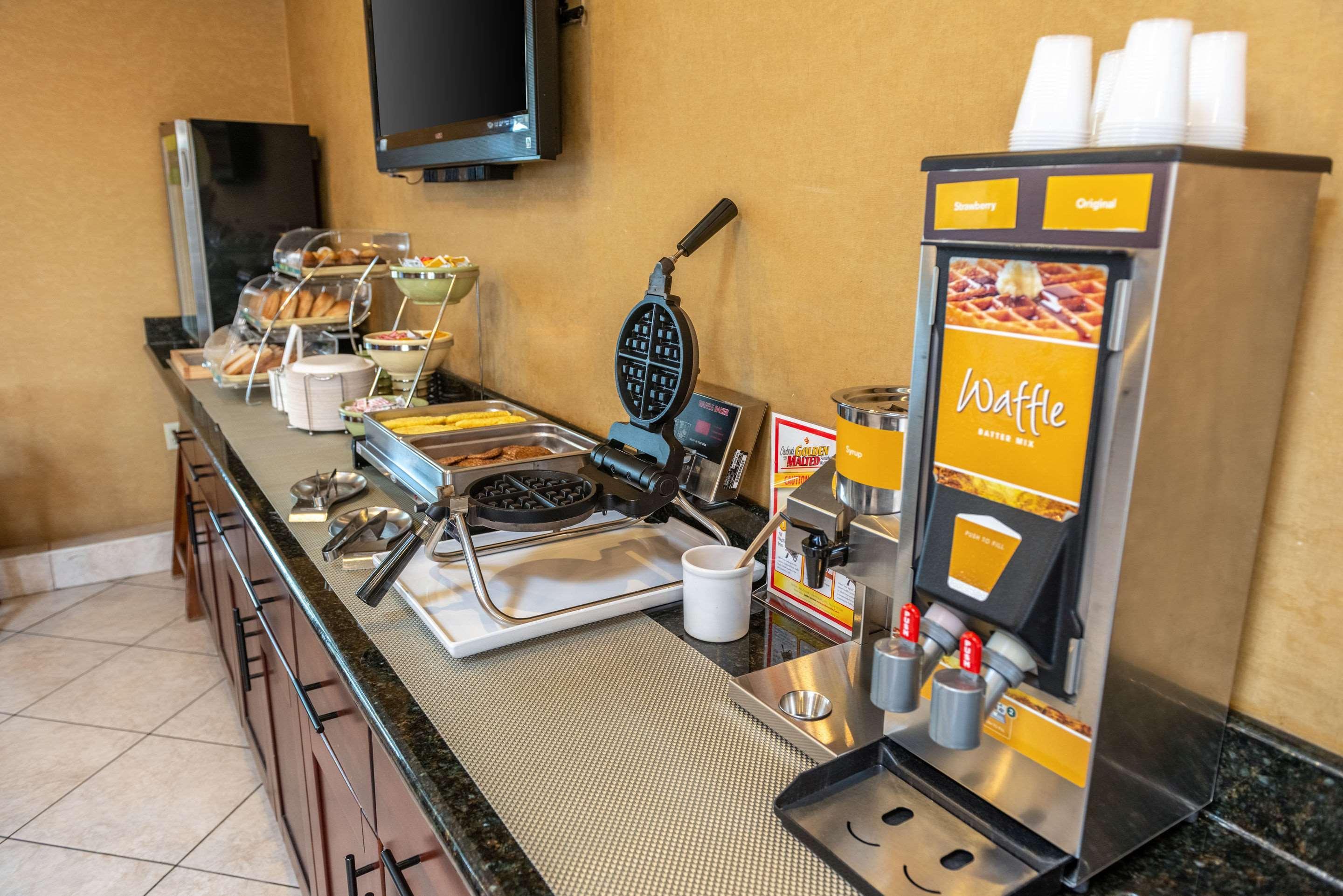 Quality Inn & Suites Seville Екстериор снимка