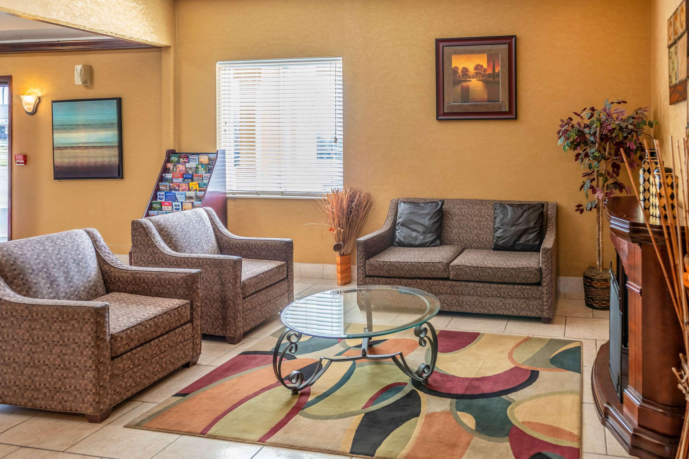 Quality Inn & Suites Seville Екстериор снимка