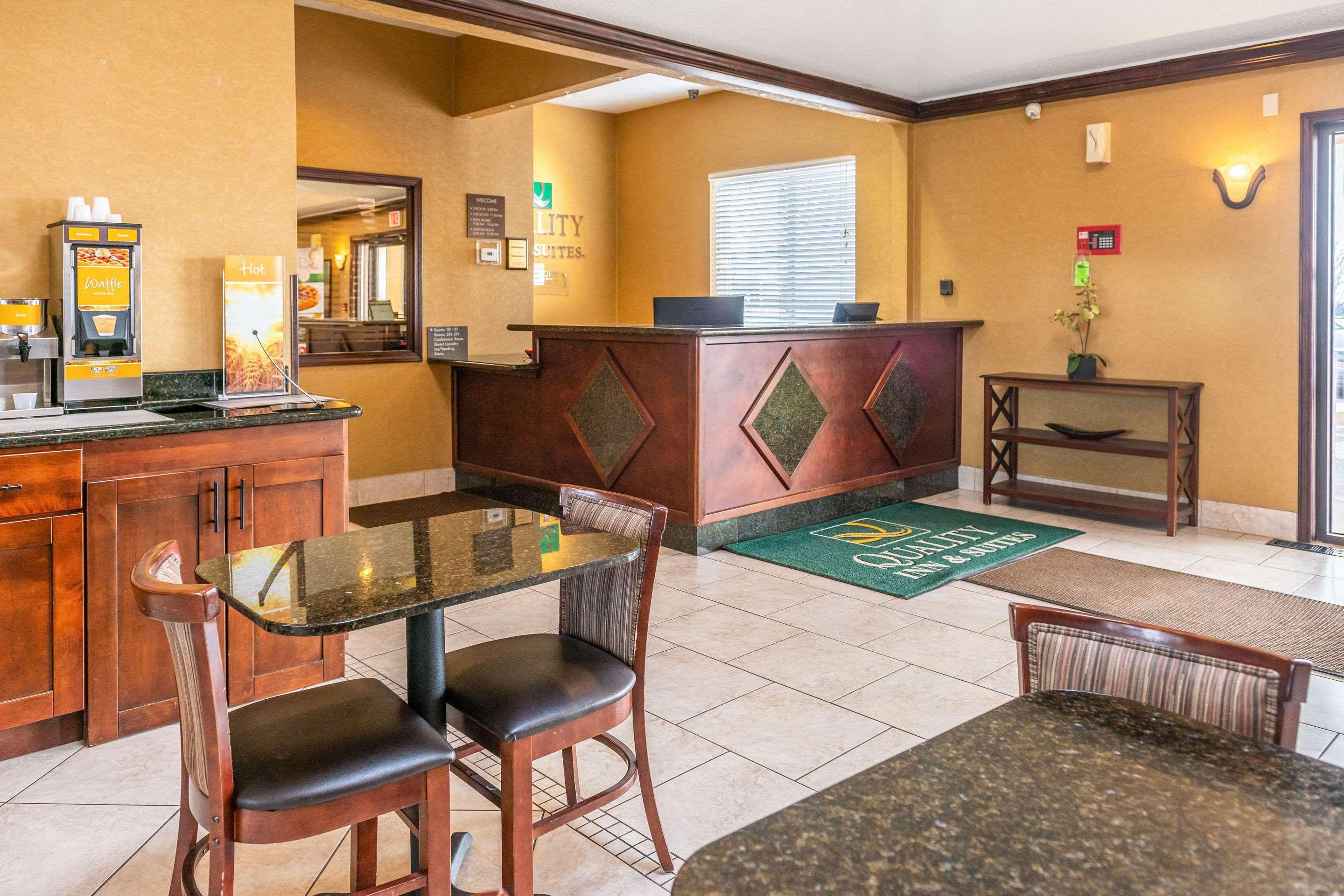 Quality Inn & Suites Seville Екстериор снимка