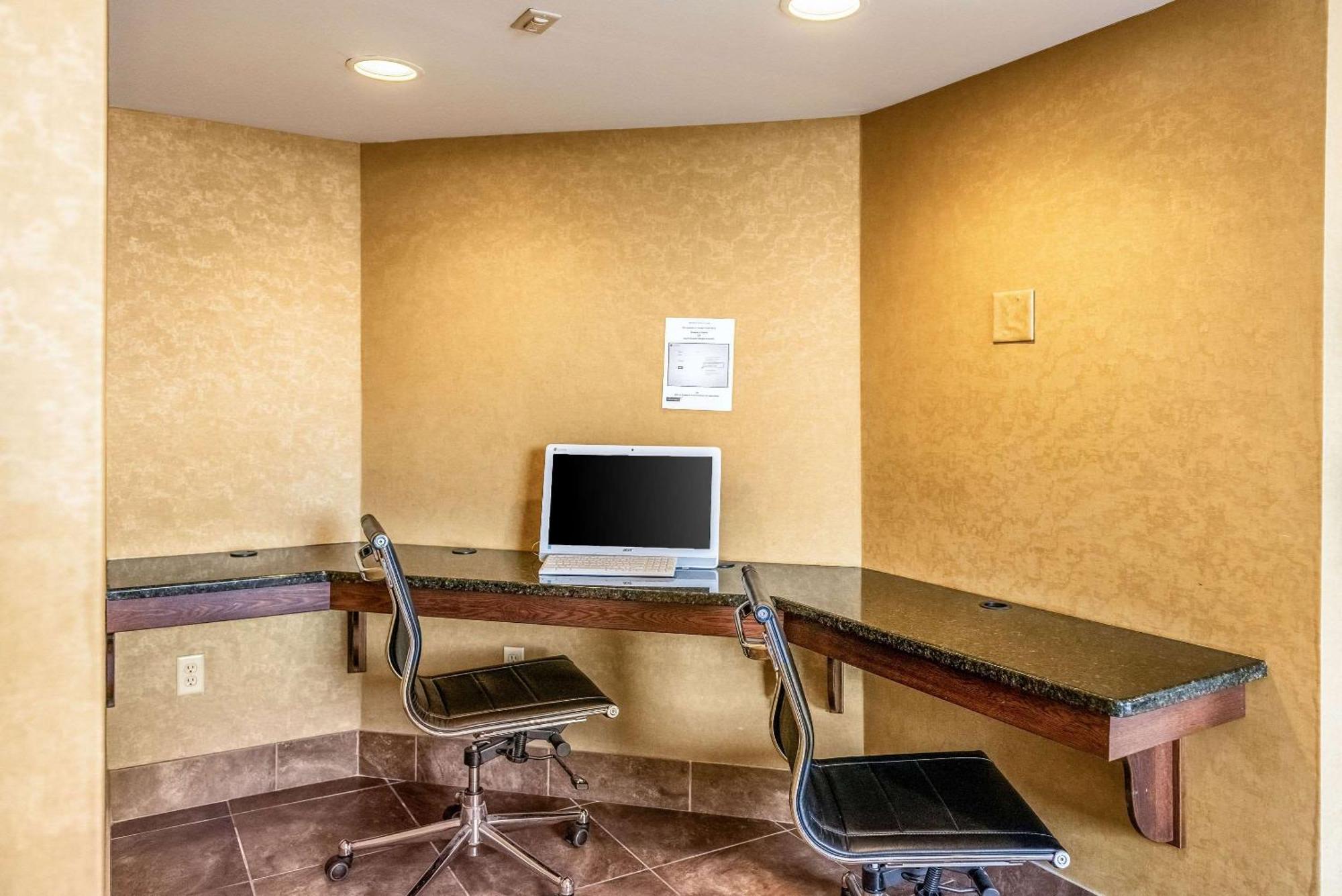 Quality Inn & Suites Seville Екстериор снимка