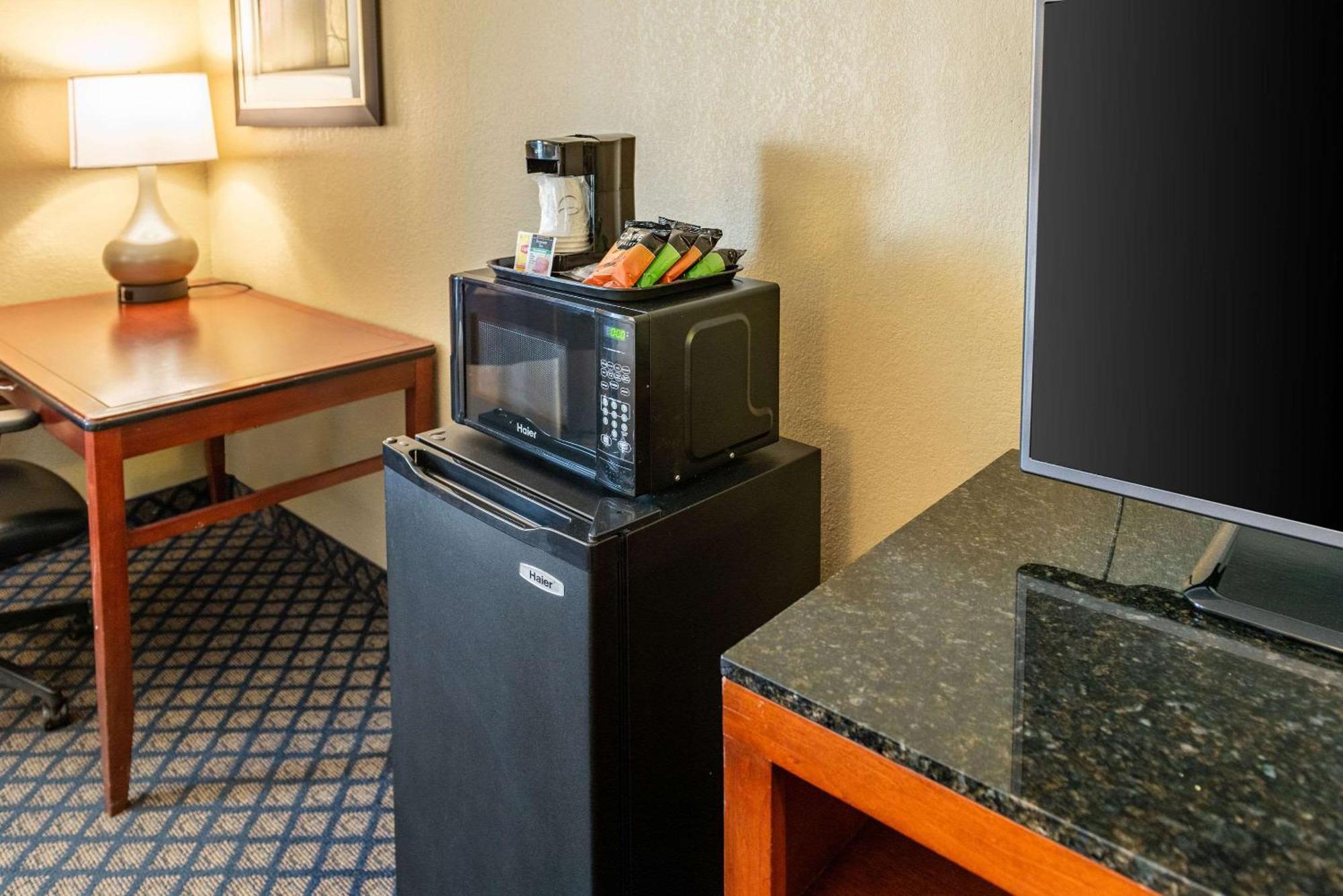 Quality Inn & Suites Seville Екстериор снимка