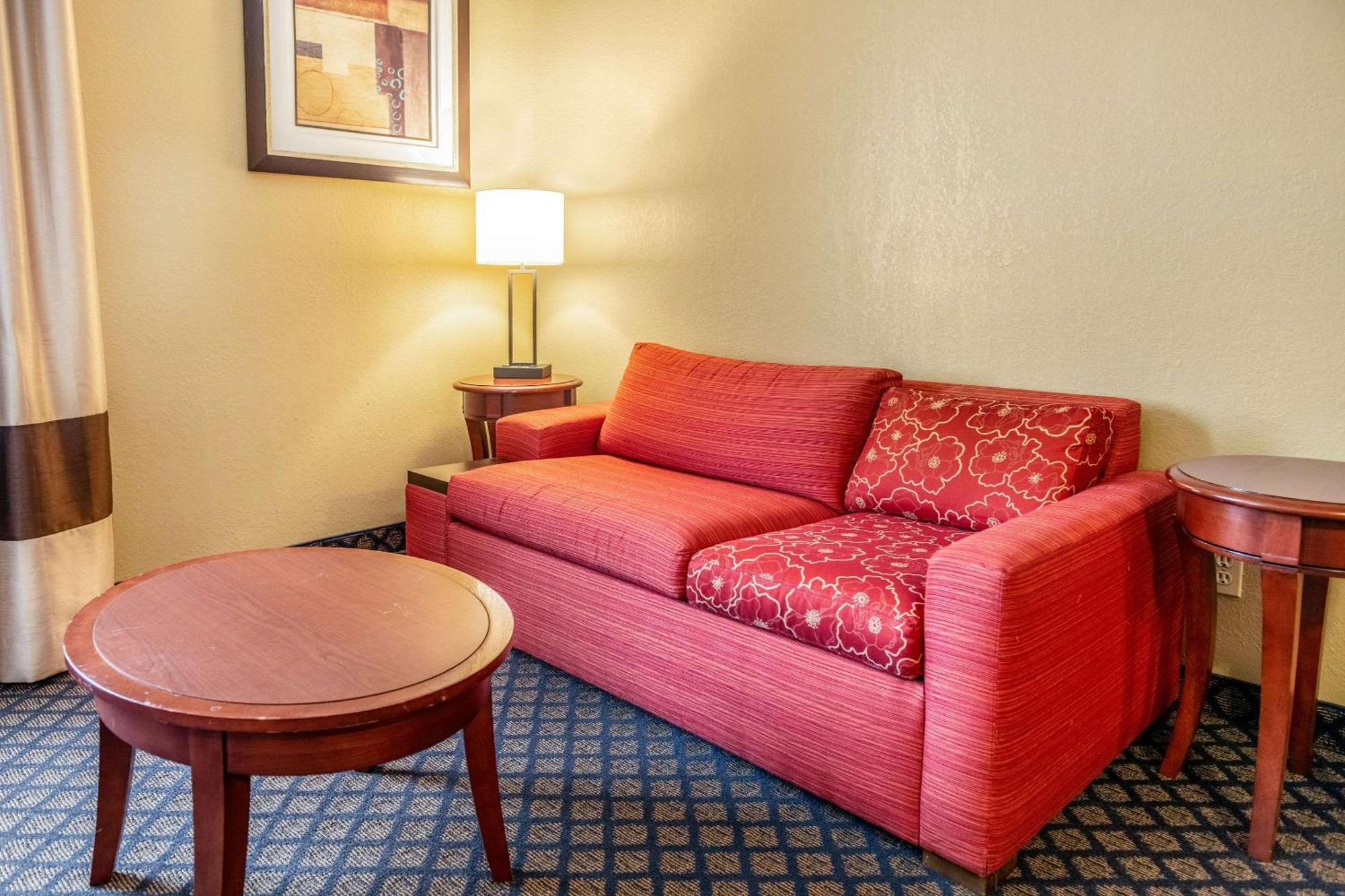 Quality Inn & Suites Seville Екстериор снимка