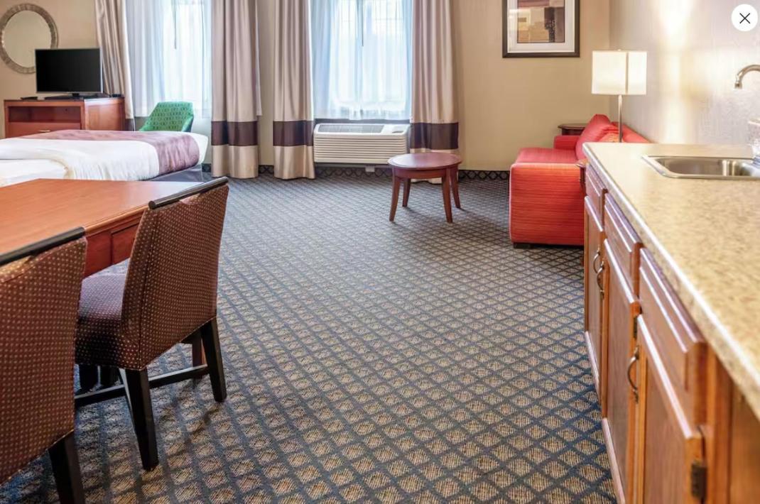 Quality Inn & Suites Seville Екстериор снимка
