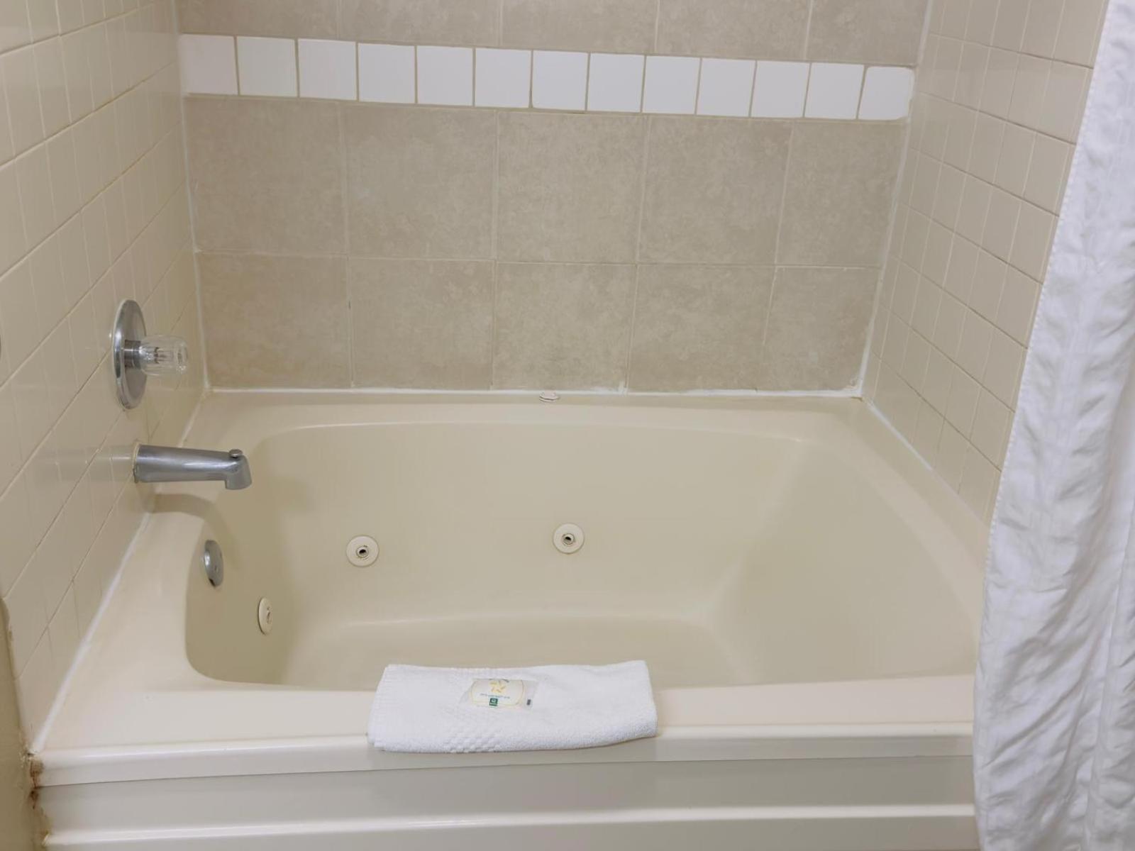 Quality Inn & Suites Seville Екстериор снимка