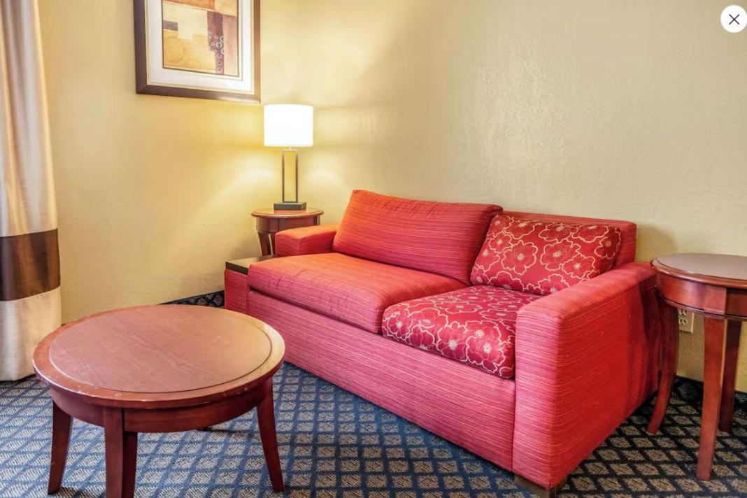 Quality Inn & Suites Seville Екстериор снимка