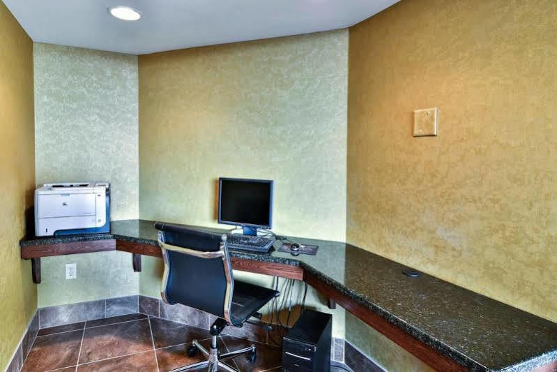 Quality Inn & Suites Seville Екстериор снимка